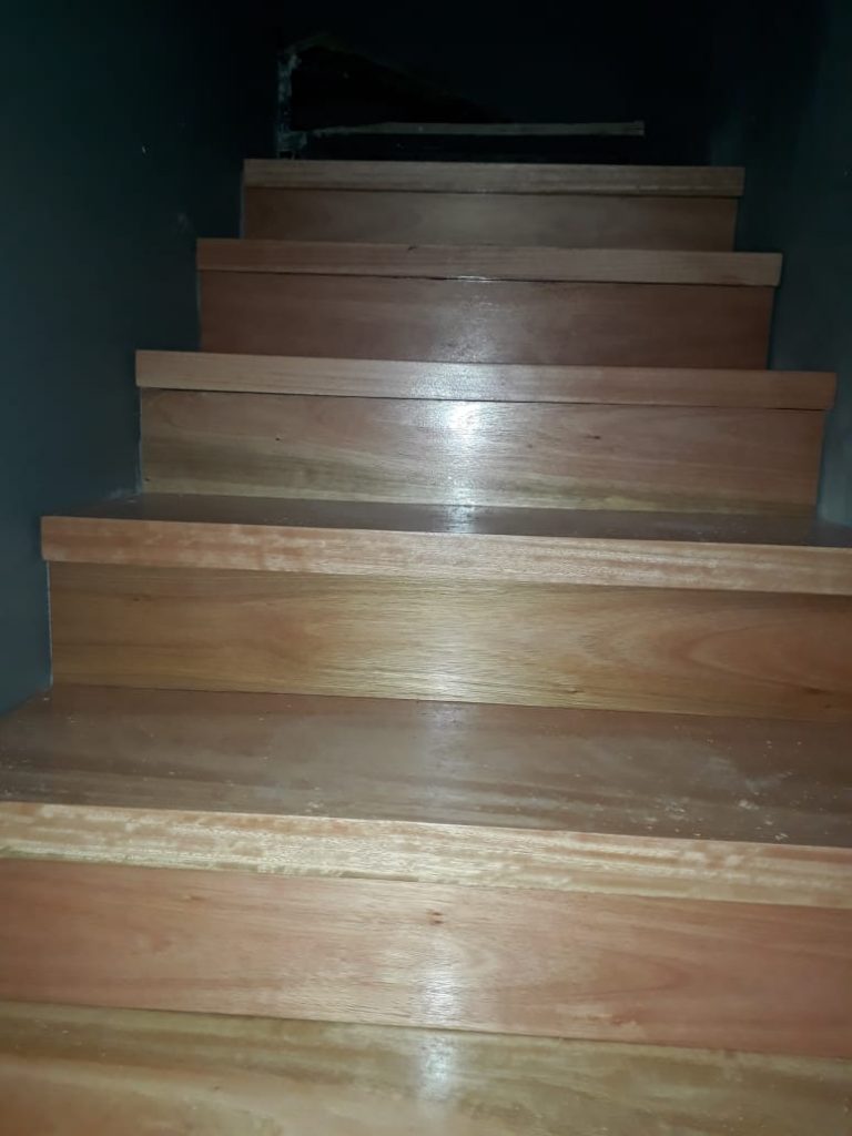 Colocación de zócalos y escalera