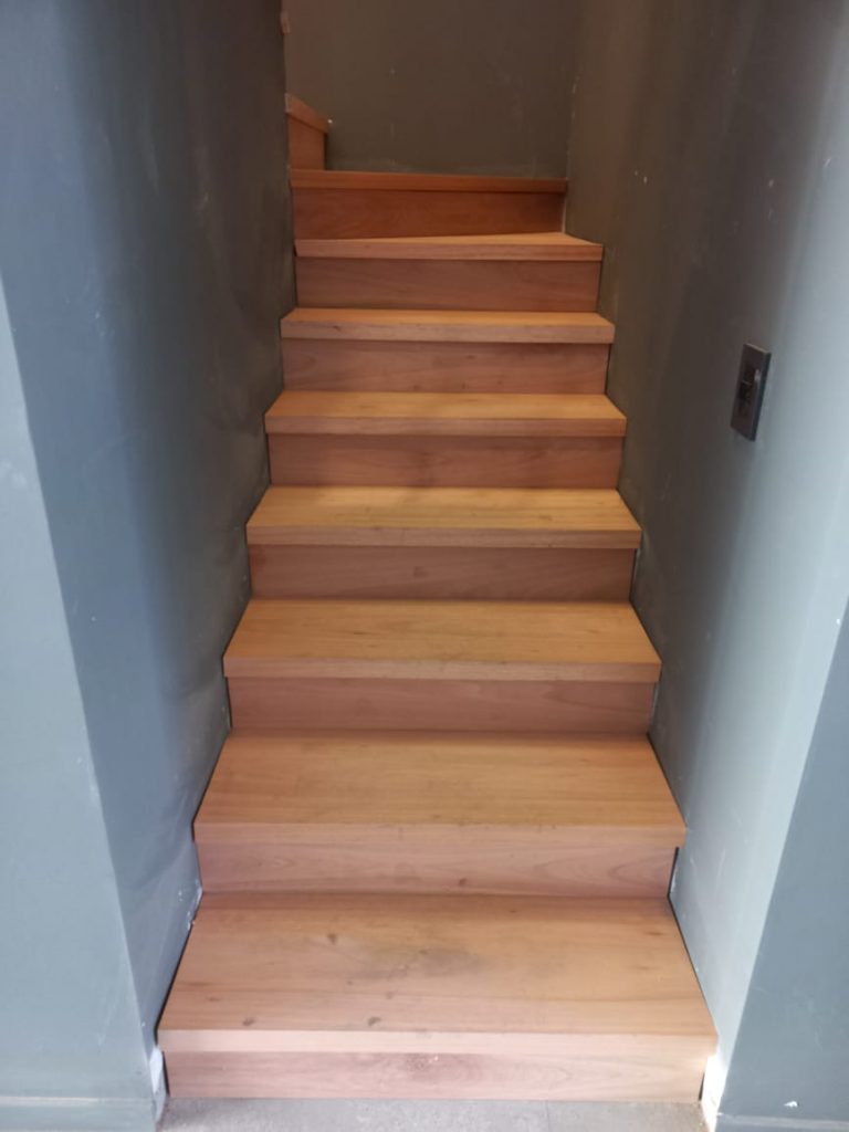 Colocación de zócalos y escalera