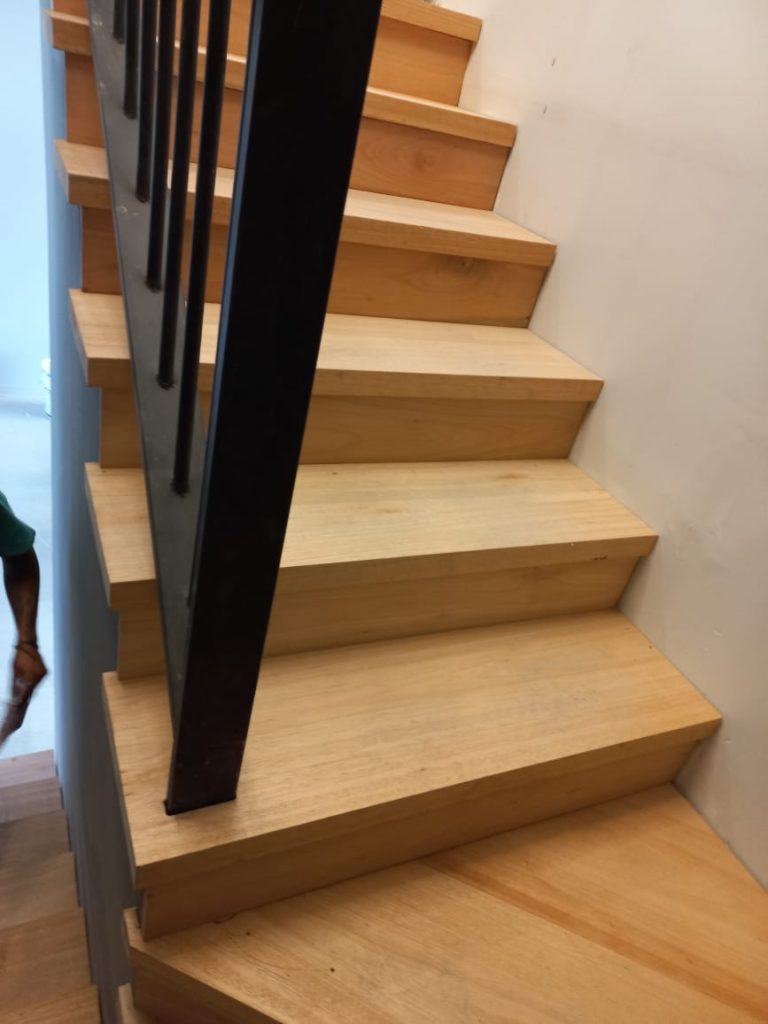 Colocación de zócalos y escalera