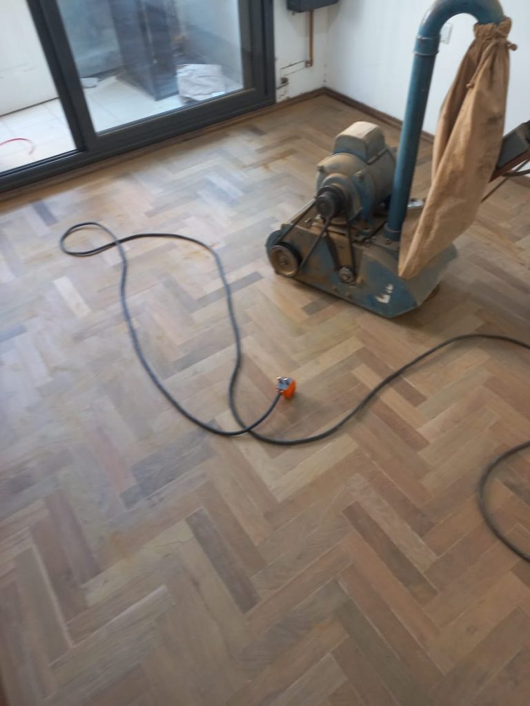 Pulido e Hidrolaqueado en Parquet de Lapacho
