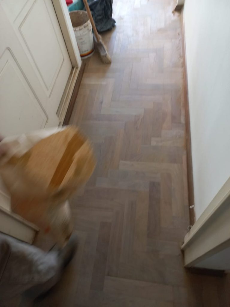 Pulido e Hidrolaqueado en Parquet de Lapacho