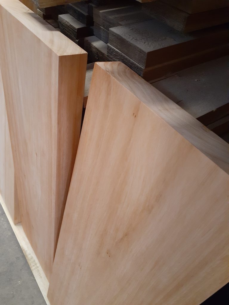 Escalones de Eucalipto Rosado claro